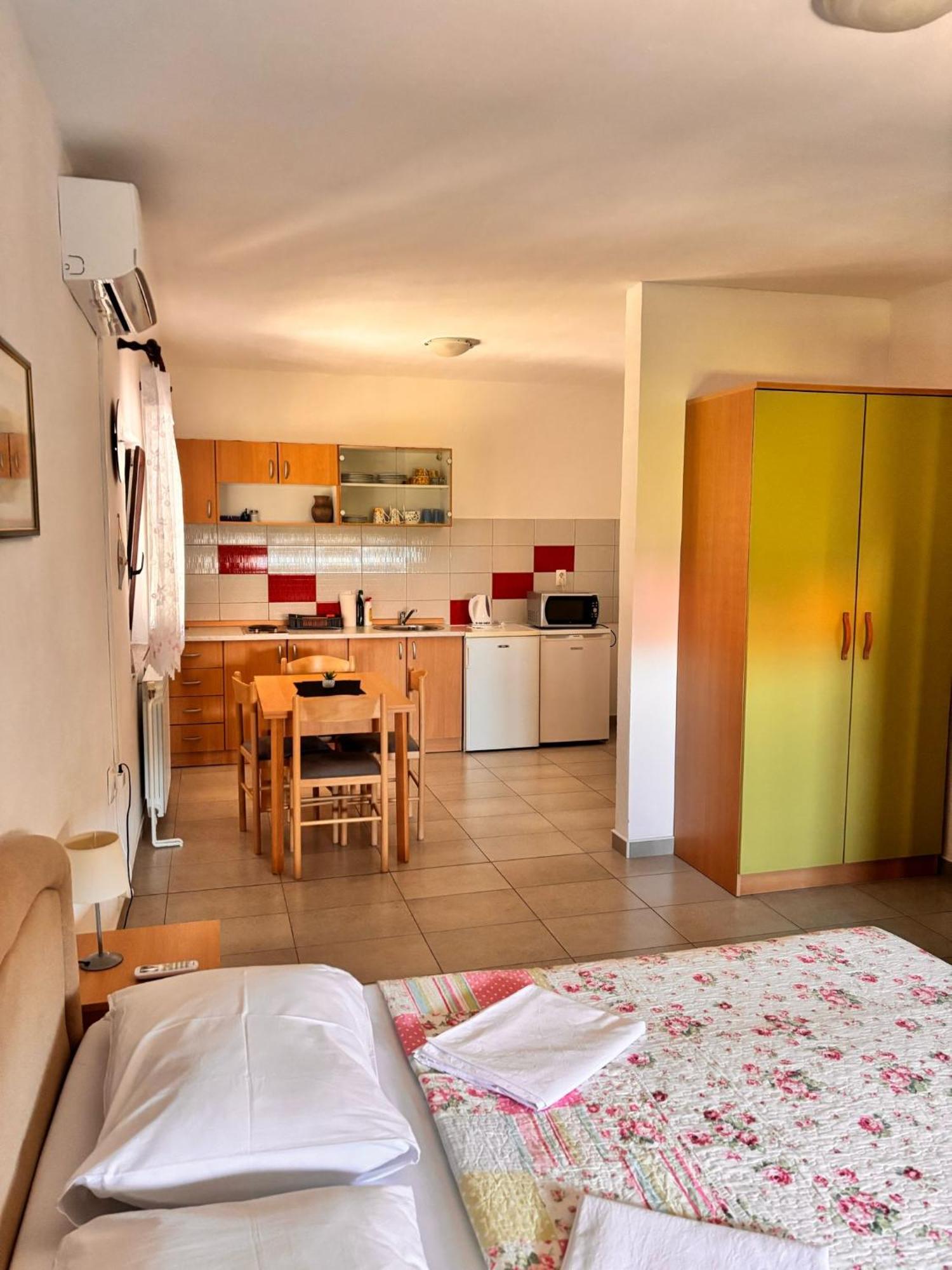Ruza I Natalija Apartamento Karlobag Exterior foto